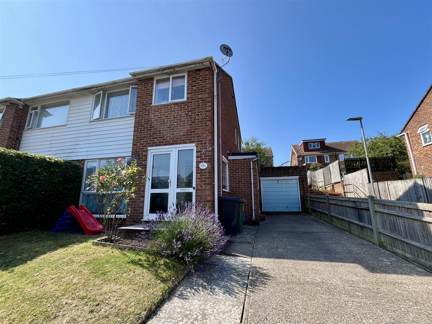 3 bed property in Ian Close, Bexhill-On-Sea
